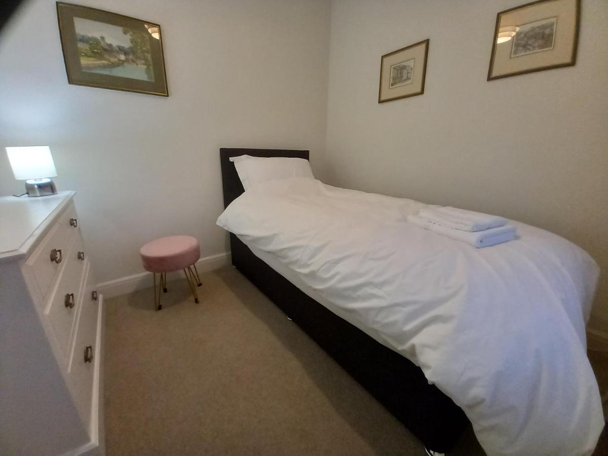 Вілла Grange Croft Ben Rhydding Екстер'єр фото